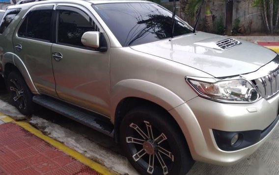 Selling Brightsilver Toyota Fortuner 2014 in Quezon-2