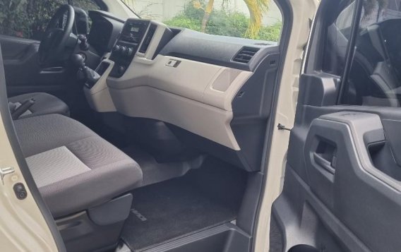 Pearl White Toyota Hiace Commuter 2021 for sale in Malabon -6