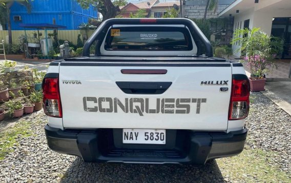 Selling White Toyota Hilux 2019 in Quezon City-4
