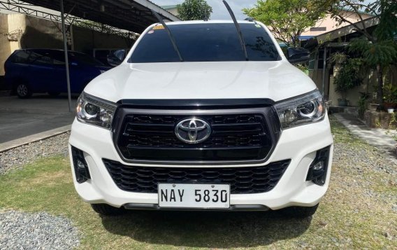 Selling White Toyota Hilux 2019 in Quezon City-1