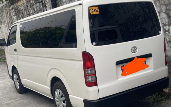 Selling White Toyota Hiace 2020 in Makati-2