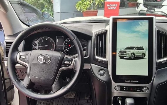 Selling Pearl White Toyota Land Cruiser 2016 in Makati-5