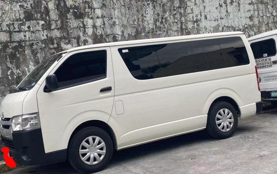 Selling White Toyota Hiace 2020 in Makati-1