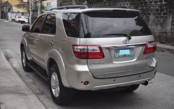 Selling Silver Toyota Fortuner 2011 in Quezon City-3