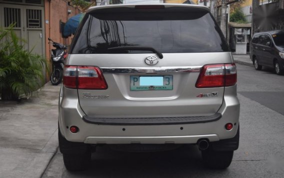 Selling Silver Toyota Fortuner 2011 in Quezon City-4