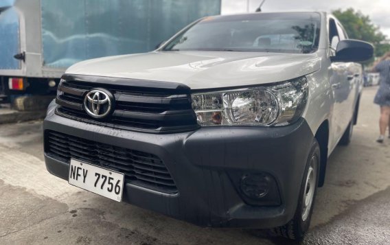 Selling White Toyota Hilux 2019 in Quezon City-2