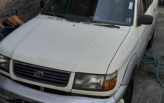 Selling White Toyota Revo 2000 in Manila