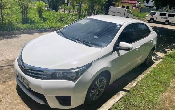 Pearl White Toyota Corolla Altis 2011 for sale in Mandaluyong-2