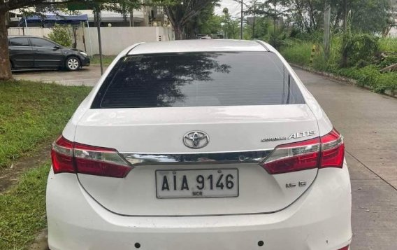 Pearl White Toyota Corolla Altis 2011 for sale in Mandaluyong-1