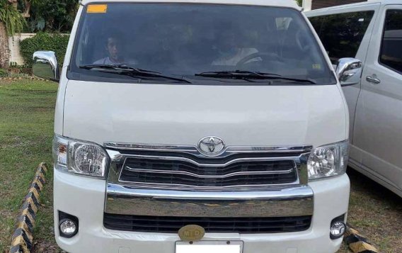 Selling Pearl White Toyota Hiace Super Grandia 2018 in Makati