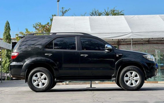 Selling Black Toyota Fortuner 2010 in Makati-6