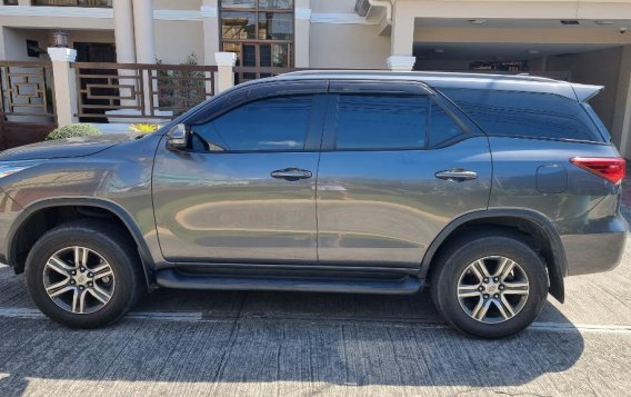 Selling Silver Toyota Fortuner 2018 in Las Piñas-1