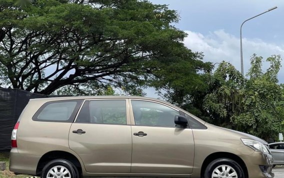 Selling Silver Toyota Innova 2013 in Las Piñas