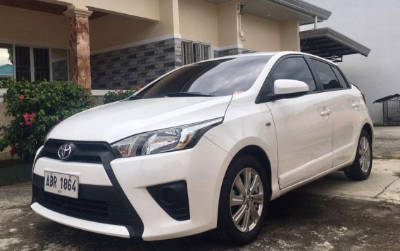 Selling White Toyota Yaris 2015 in Valenzuela-1