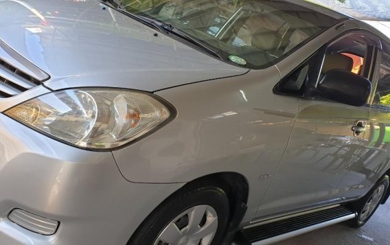 Selling Silver Toyota Innova 2011 in Las Piñas