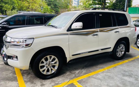 White Toyota Land Cruiser 2018 for sale in Automatic-5