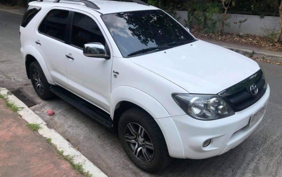 Pearl White Toyota Fortuner 2006 for sale in Quezon -1