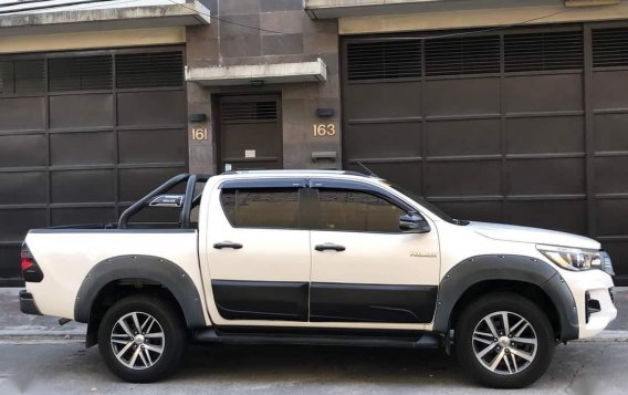 Selling White Toyota Hilux 2020 in Quezon-2