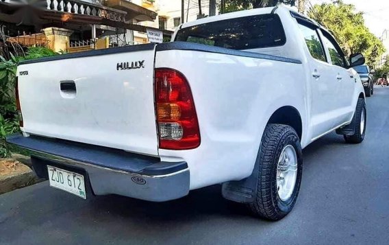 Selling White Toyota Hilux 2007 in Manila-1