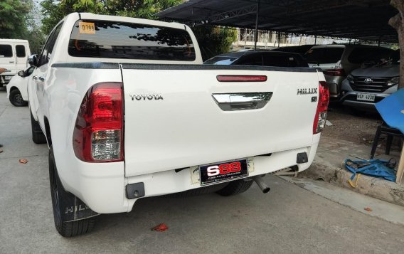 Selling White Toyota Hilux 2021 in Quezon-1