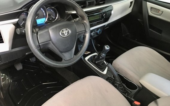 Sell Pearl White 2016 Toyota Corolla Altis in Parañaque-8