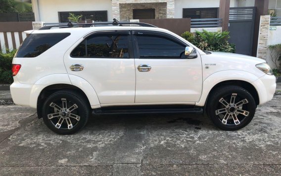 Pearl White Toyota Fortuner 2007 for sale in Automatic
