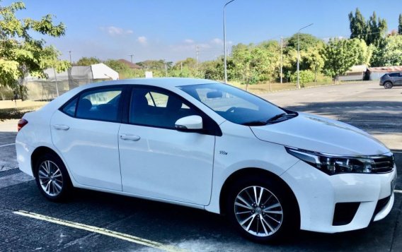 Sell Pearl White 2016 Toyota Corolla Altis in Parañaque-7