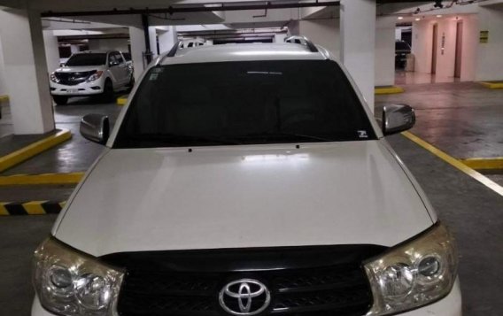 Pearl White Toyota Fortuner 2010 for sale in Makati-1
