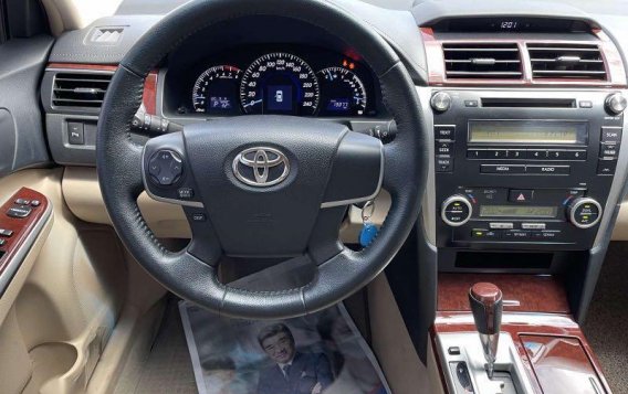 Sell Pearl White 2014 Toyota Camry in Pasig-2