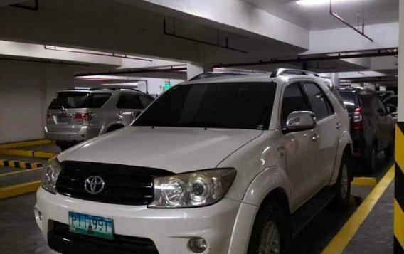 Pearl White Toyota Fortuner 2010 for sale in Makati-5