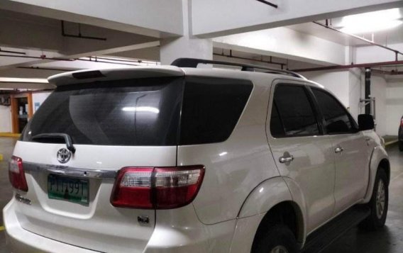 Pearl White Toyota Fortuner 2010 for sale in Makati-2