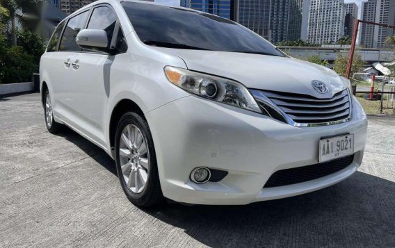 Pearl White Toyota Sienna 2014 for sale in Automatic