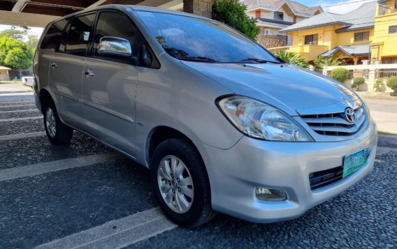 Selling Silver Toyota Innova 2011 in Biñan