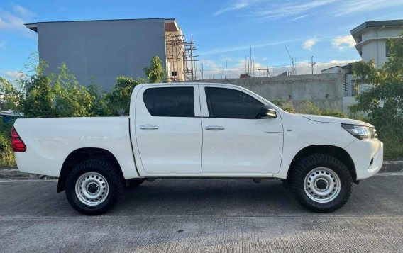 White Toyota Hilux 2016 for sale in Mandaluyong