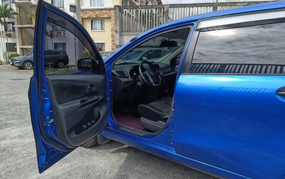 Selling Blue Toyota Avanza 2018 in Cainta-6