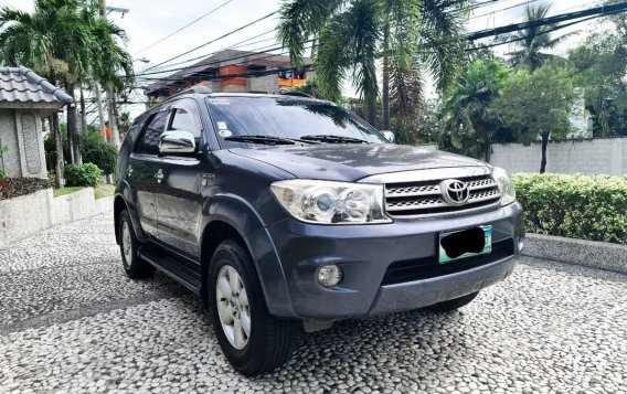 Grey Toyota Fortuner 2009 for sale in Automatic-2