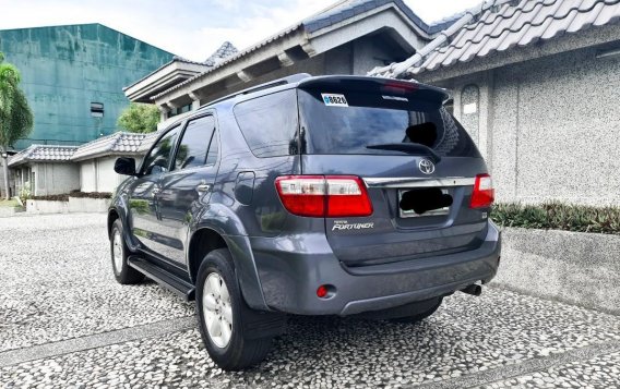 Grey Toyota Fortuner 2009 for sale in Automatic-4