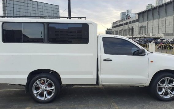 Selling White Toyota Hilux 2015 in Pateros-1