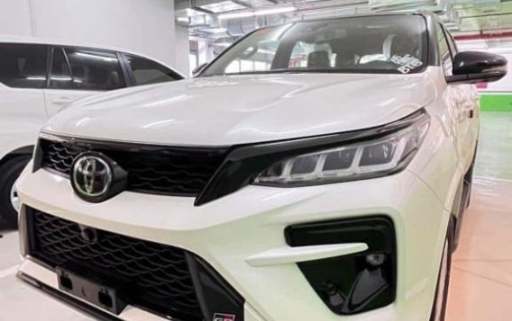 Selling White Toyota Fortuner 2022 in Manila-2