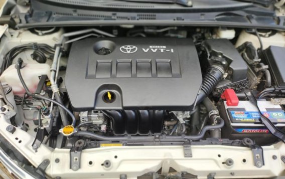 Selling Pearl White Toyota Corolla altis 2015 in Alfonso-1