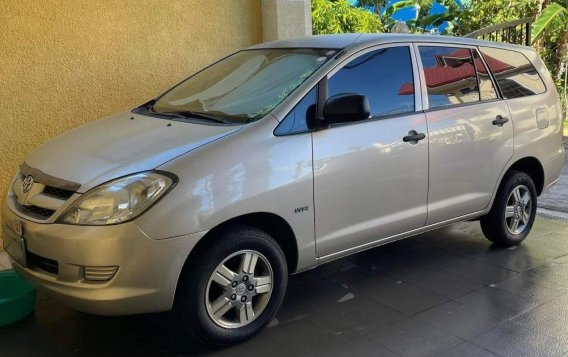 Selling Silver Toyota Innova 2008 in Biñan