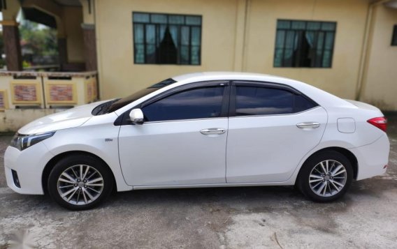 Selling Pearl White Toyota Corolla altis 2015 in Alfonso-7