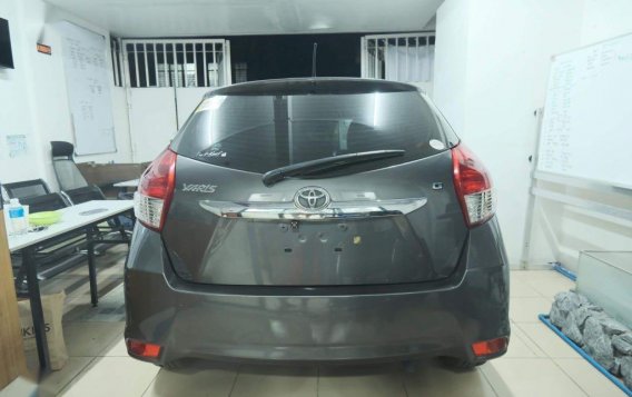 Grey Toyota Yaris 2016 for sale in Automatic-7