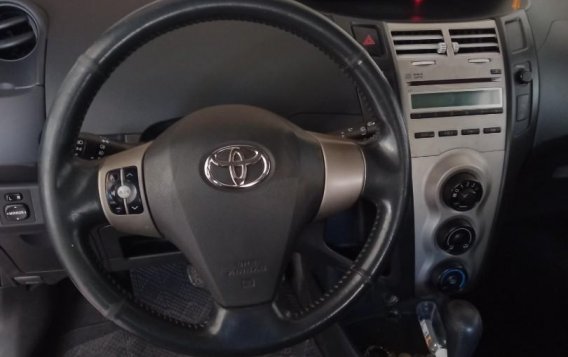 White Toyota Yaris 2010 for sale in Automatic-6