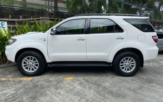 Selling White Toyota Fortuner 2009 in Manila-5