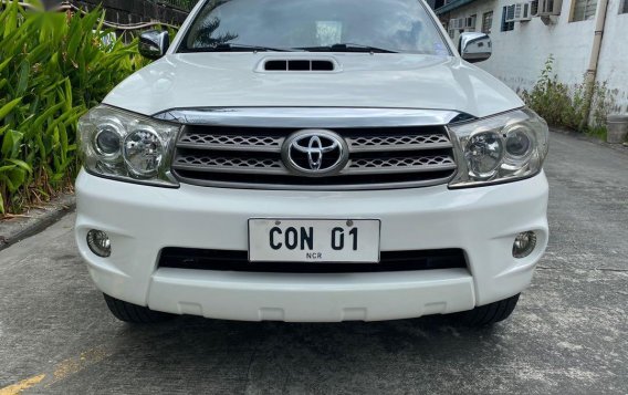 Selling White Toyota Fortuner 2009 in Manila
