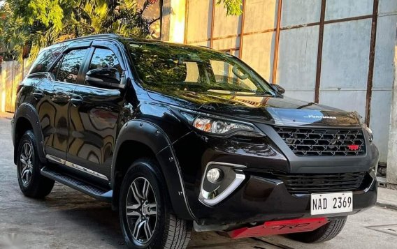Selling Black Toyota Fortuner 2017 in Quezon City-1