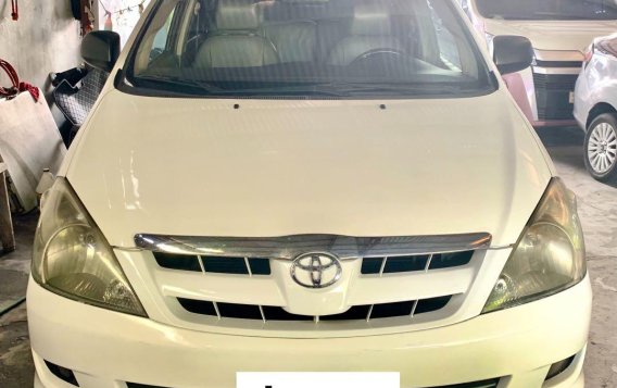 White Toyota Innova 2005 for sale in Quezon 