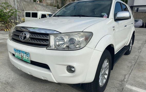 Selling White Toyota Fortuner 2011 in Manila-1