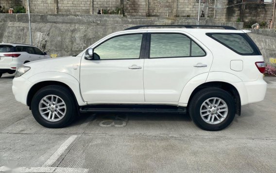 Selling White Toyota Fortuner 2011 in Manila-8